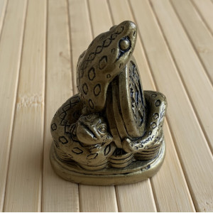 Чайная фигурка змея на монетах с жабой